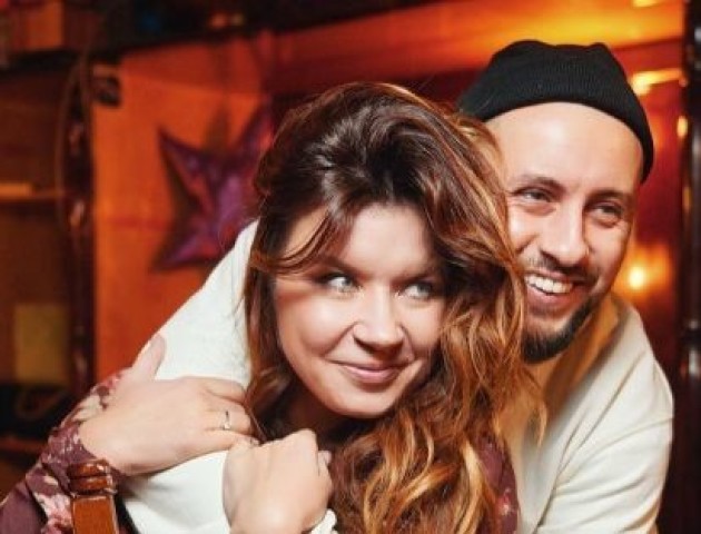 У мережі з'явилися романтичні світлини співака з Луцька Монатика з дружиною