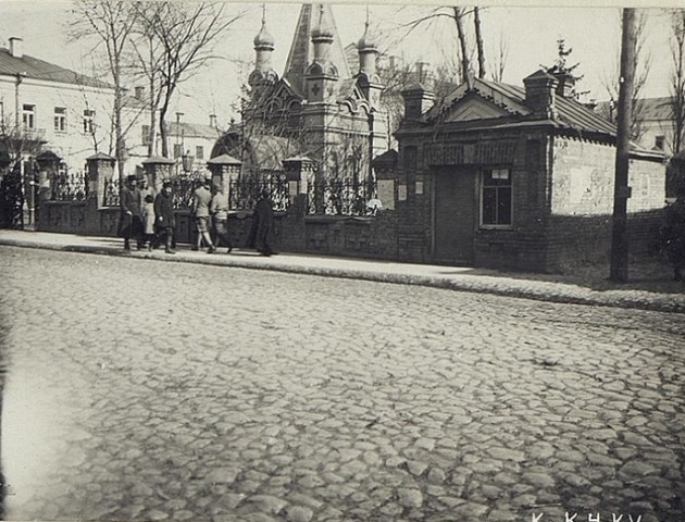 Раритетне фото каплиці у сквері в центрі Луцька