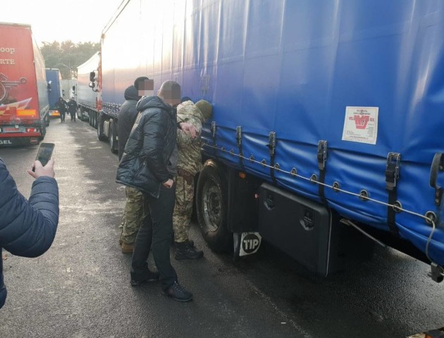 Подробиці затримання прикордонника, який за гроші пропускав вантажівки без черги. ФОТО
