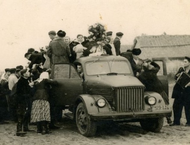 Атмосферні ретрофото весільного кортежу понад півстоліття тому