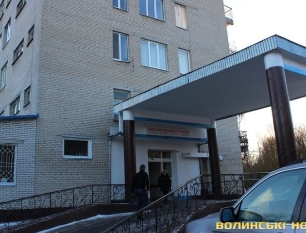 Чоловіка, якого поранив ножем патрульний, прооперували