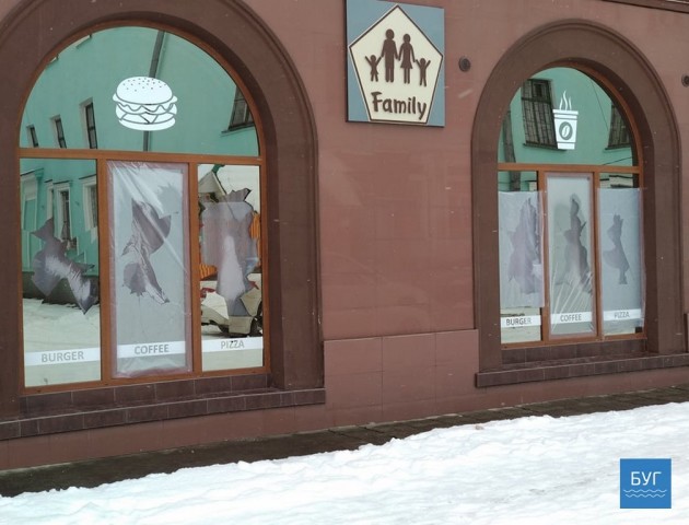 Знову хулігани: у Нововолинську вже не вперше б'ють вікна кафе. ФОТО