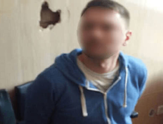 Чоловік трощив машини під судом “за Труханова” – джерела