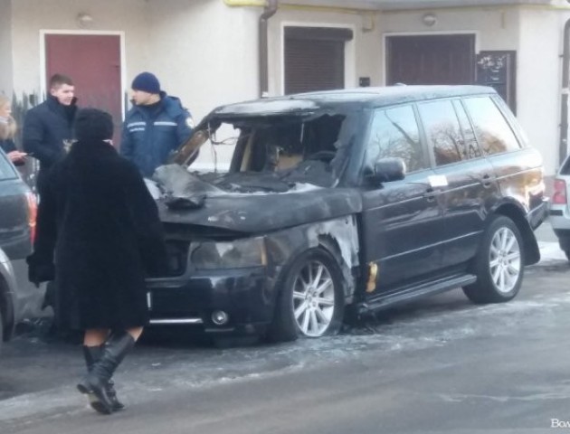 Вночі у Луцьку згорів позашляховик. ФОТО