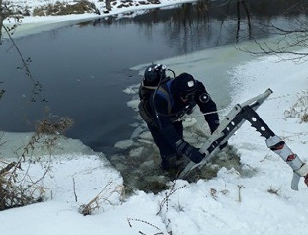 Волинські рятувальники продовжують шукати підлітка, який провалився під кригу на річці Стохід