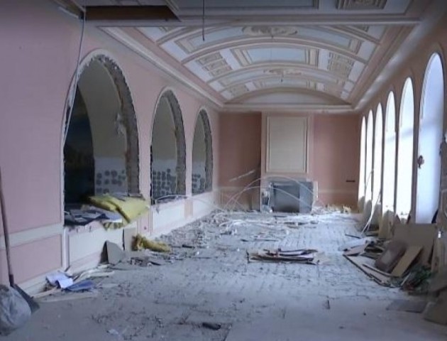 Викручені розетки та зірвані підвіконня: у маєтку Пшонки дограбували останнє. ВІДЕО
