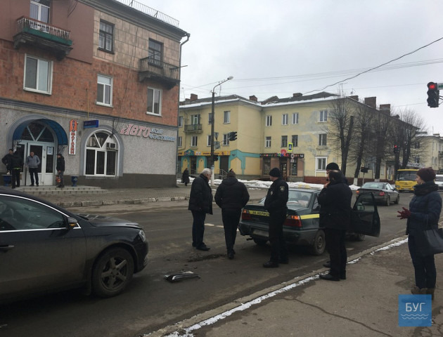 У Нововолинську на світлофорі Фольксваген депутата в'їхав в учбовий автомобіль. ФОТО