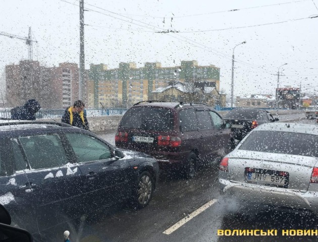 У Луцьку на мосту біля «Там-Там» - аварія, утворився довжелезний затор