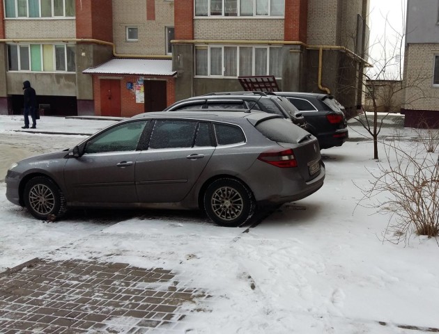 Біля луцької багатоповерхівки водії стають у ряд на тротуарі. ФОТОФАКТ