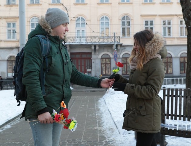 Фото дня: навіщо львів’янкам дарують паперові квіти замість первоцвітів