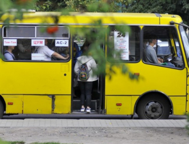 У Луцьку водій маршрутки зачинив двері перед матерями з дітьми