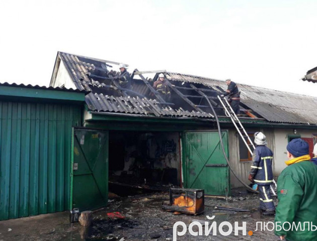 У Любомлі горів гараж з авто