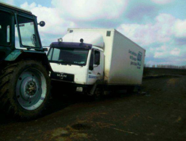 На Волині під вагою вантажівки проламався асфальт, - ЗМІ