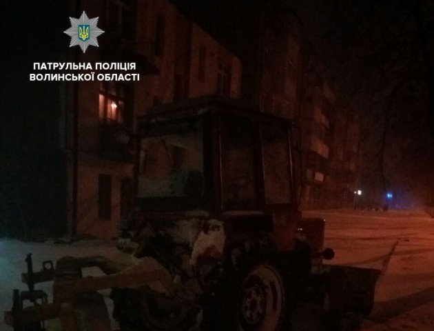 У Луцьку п'яний тракторист зніс дорожній знак та взявся тікати