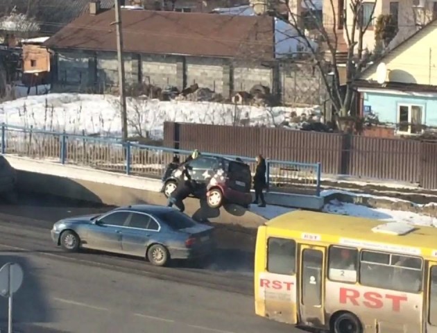 У Луцьку Smart вилетів на бетонний відбійник. ФОТО. ВІДЕО
