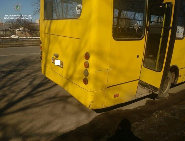 У Луцьку маршрутка врізалась у припарковане авто. ФОТО
