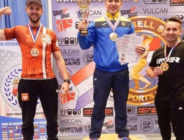 У США майбутній священик УПЦ знову став абсолютним чемпіоном з гирьового спорту