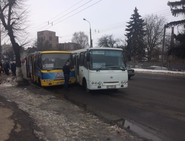 У Луцьку стукнулися дві маршрутки. ФОТО