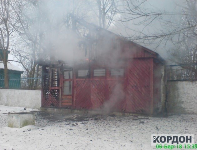 У Любомлі на стадіоні горіла дерев'яна споруда: підозрюють підпал. ФОТО