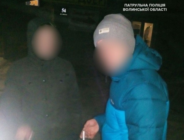 У Луцьку патрульні затримали осіб, які пошкодили чужі двері
