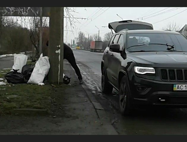 Заробив на гарне авто, а сміття возить і підкидає іншим: лучани мають знати, хто смітить у місті