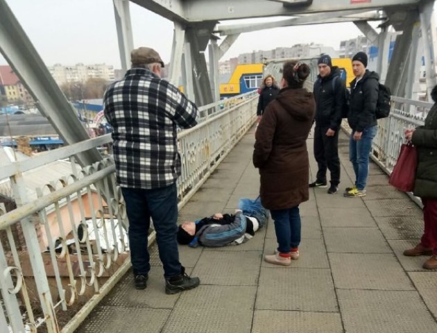 У Луцьку чоловік хотів накласти на себе руки, стрибнувши з мосту. ФОТО