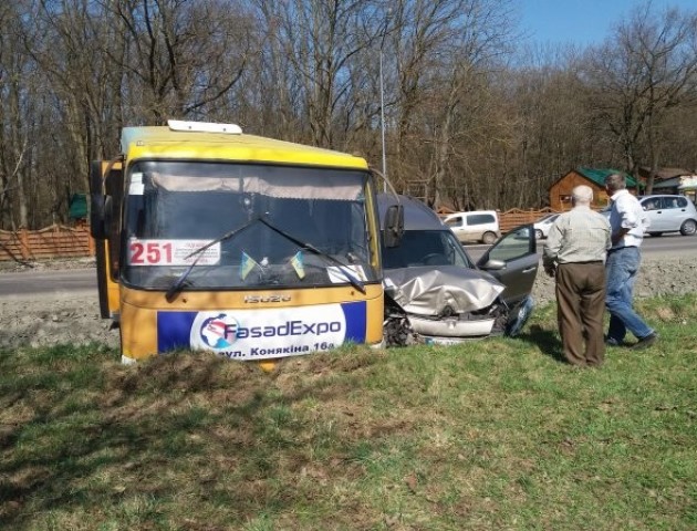 У селі поблизу Луцьку аварія за участю маршрутки: на місці ДТП працює три «швидких». ФОТО