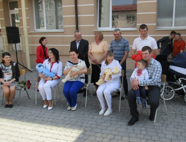 Волинських трійнят уже виписали з пологового