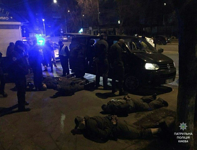 У столичному розважальному закладі група людей потрощила обладнання та вкрала гроші