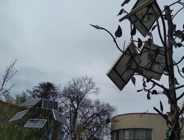 У центрі Луцька не працюють два «сонячні» дерева, які мали би заряджати телефони