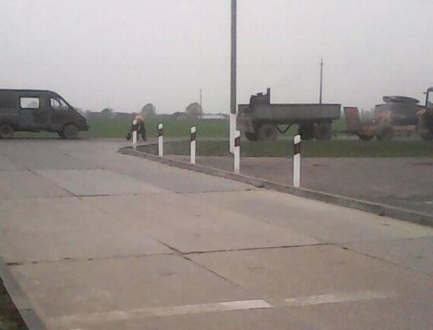 Ями на дорозі у Володимирі заливають смолою… з чайника