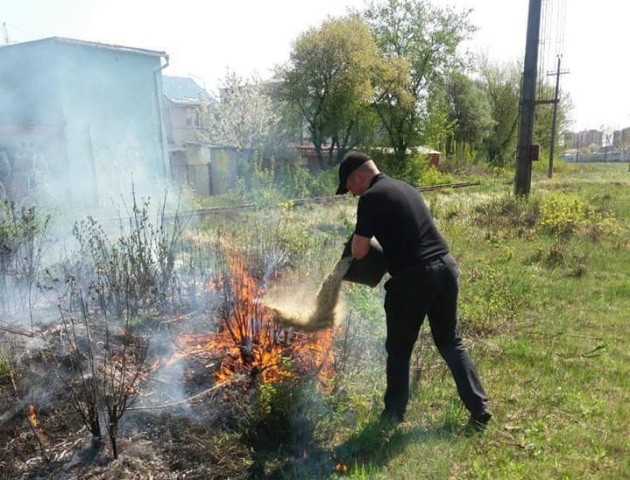 У Луцьку ледь не спалахнула пожежа на залізничній колії. ФОТО
