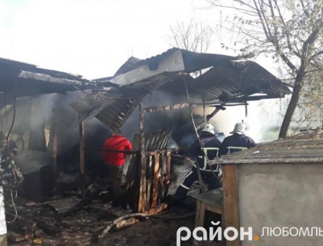 На Волині вщент згорів піднавіс