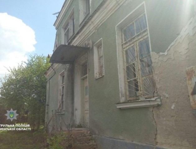 Неповнолітні хлопці руйнували й намагалися обікрасти будівлю