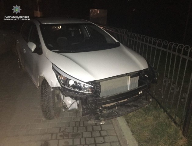 У Луцьку п'яна водійка «стукнула» на парковці 5 авто та пошкодила огорожу. ВІДЕО
