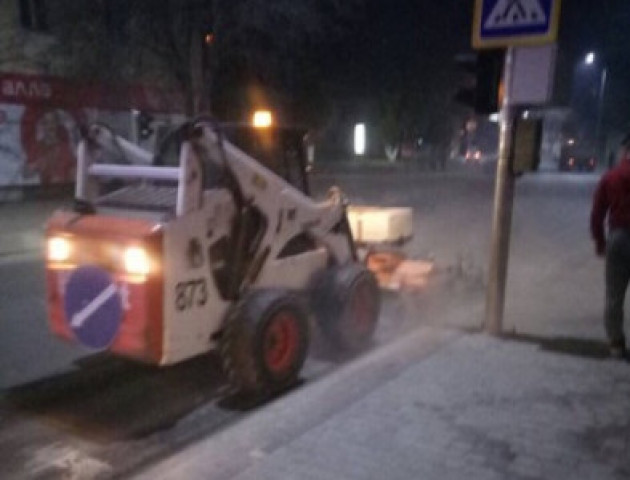 У Володимирі до свят вулиці впорядковують навіть вночі. ФОТО