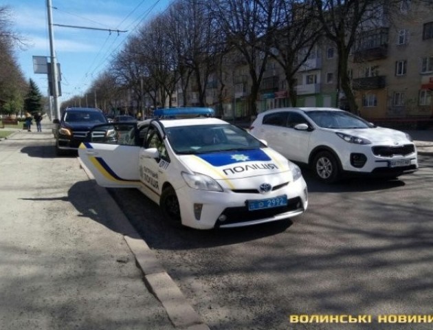 Правоохоронці шукають водія авто, яке стукнуло Mazda. ФОТО