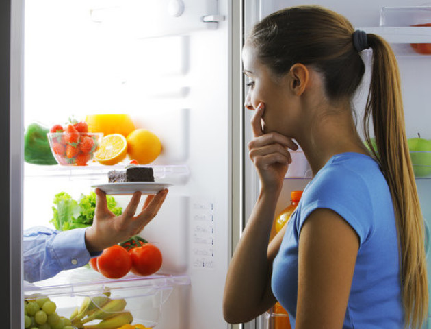 Які продукти небезпечно їсти перед сном