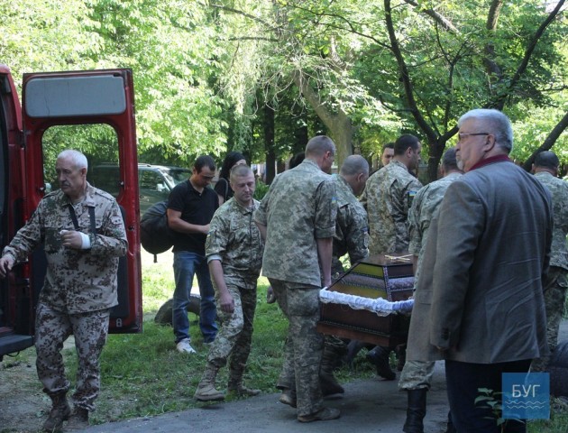 Тіло волинського загиблого бійця на Сході привезли вже додому. ФОТО