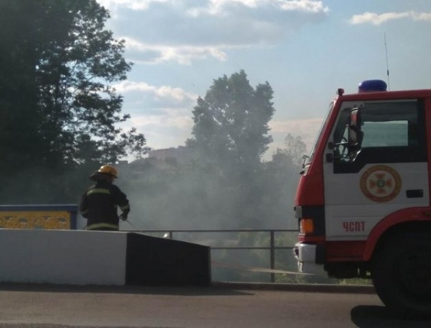 У Луцьку під мостом загорілося місце, де часто ночують безхатьки. ФОТО