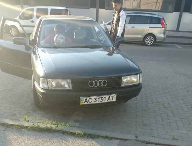 У Луцьку молодики відібрали в дітей м'яч і втекли