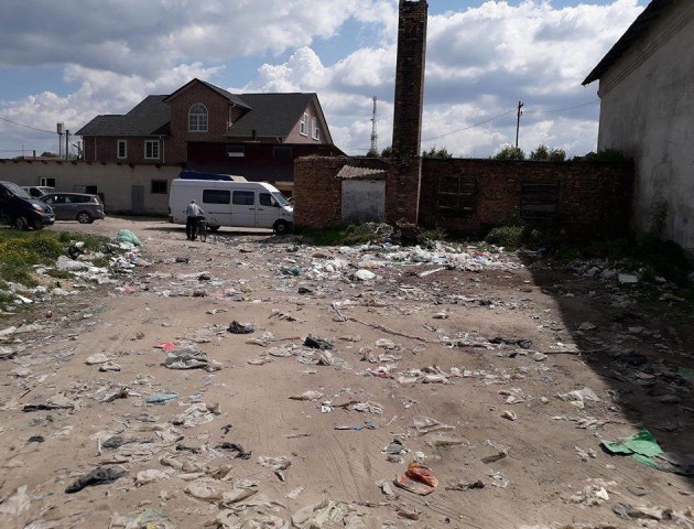 Жахливе видовище: центр Каменя-Каширського заполоноло сміття. ФОТО