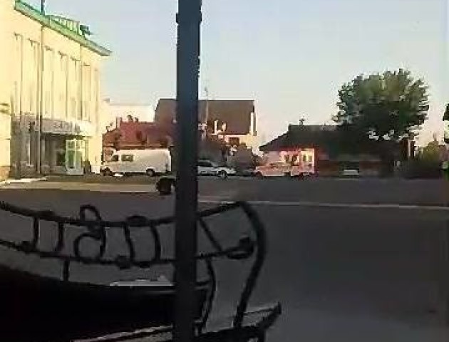 Скажений водій на «євробляхах» роз'їжджав райцентром на Волині. ВІДЕО