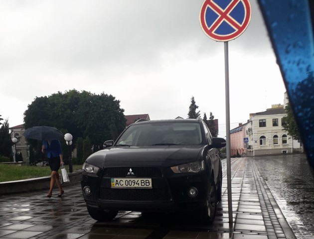 У Луцьку водій Mitsubishi припаркувався під знаком «Зупинка заборонена». ФОТО