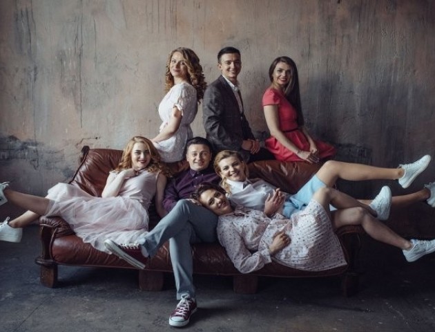 Луцькі телеведучі поділилися світлинами у стилі «Friends». ФОТО