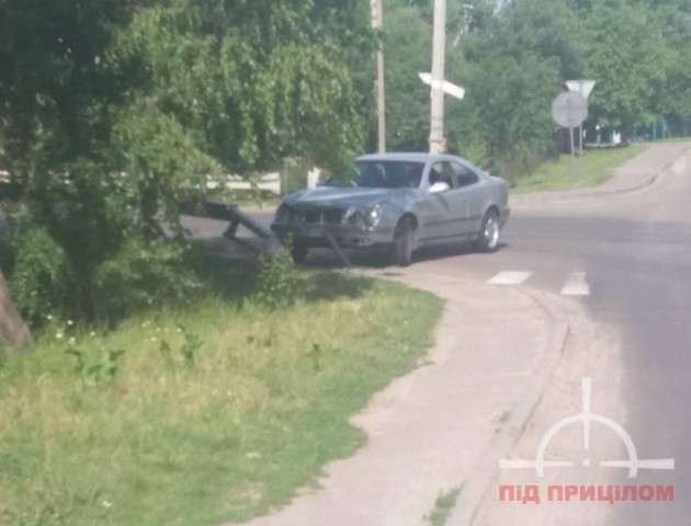 У Луцьку дівчина-водій не «вписалася» у поворот і «врізалася» у відбійник. ФОТО