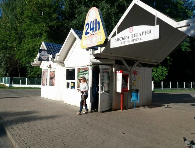 У Луцьку два магазини продовжують продавати алкоголь вночі
