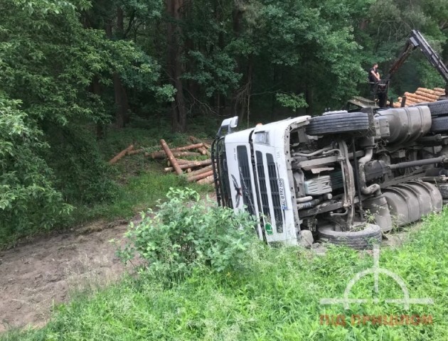 На Волині вантажівка з деревиною злетіла у кювет. ФОТО