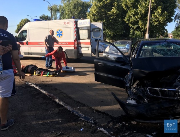У Нововолинську автомобіль в'їхав у вантажівку, є потерпілі. ФОТО. ВІДЕО