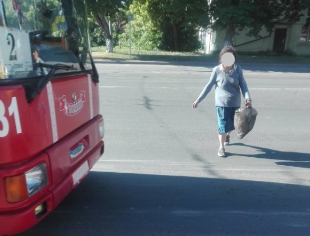 У Луцьку п'яна жінка розгулювала дорогою й ледь не втрапила під колеса тролейбуса